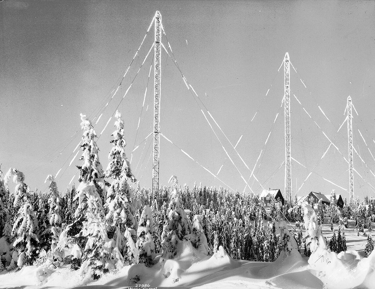 Tryvannsmastene dekket av snø i et vinterlandskap, et symbol på Tryvanns rolle som teleteknisk knutepunkt på 1920-tallet, med stor betydning for norsk telekommunikasjon